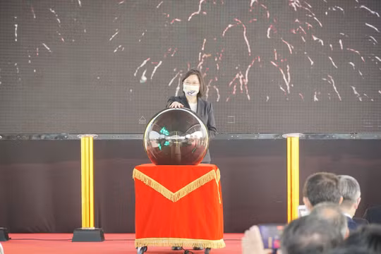 Bà Thái Anh Văn nhấn nút khởi công đóng chiếc tàu ngầm đầu tiên của Đài Loan tại nhà máy đóng tàu Cao Hùng hôm 24/11 (Ảnh: Dwnews).