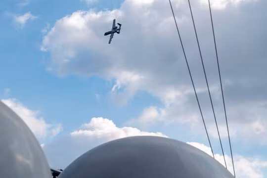 Máy bay cường kích A-10 tập tấn công mục tiêu trên mặt biển (Ảnh: Đông Phương).