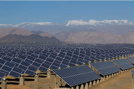 Các doanh nghiệp đua nhau xây dựng các nhà máy sản xuất tấm quang điện đã gây nên tình trạng cung vượt quá cầu dẫn tới rủi ro lớn. Trong ảnh: một Nhà máy điện mặt trời ở Tân Cương (Ảnh: Getty).