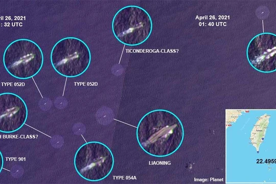 Hình ảnh vệ tinh cho thấy hai tàu chiến Mỹ đi lẫn đội hình biên đội tàu Liêu Ninh (Ảnh: Sohu).