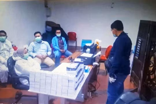 Các nghi phạm là nhân viên Công ty Kimia Farma bị cảnh sát bắt giữ hôm 29/4 (Ảnh: coconut).