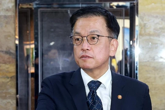 Ông Choi Sang-mok bị cảnh sát điều tra sau khi ngồi vào ghế Quyền Tổng thống ba ngày. Ảnh: Singtao.