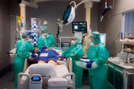 Các nhân viên y tế điều trị bệnh nhân trong phòng chăm sóc đặc biệt tại Bệnh viện Paggiovani Số 23 ở Bergamo ngày 17/3. (Ảnh: AP)