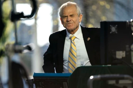 Ông Navarro, Cố vấn thương mại của Tổng thống Trump cảnh cáo Trung Quốc "sớm muộn phải trả giá" khi phát biểu hôm 19/10 (Ảnh: AP).