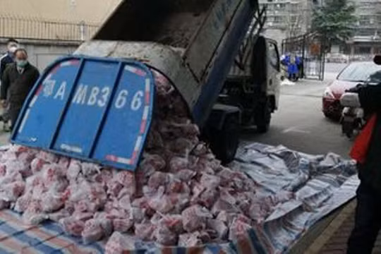 Hình ảnh xe chở rác tự đổ chở thịt giá rẻ đến phân phối cho dân chúng (Ảnh: Weibo).