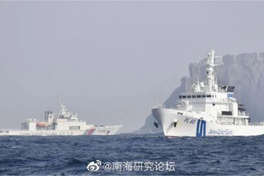 Tàu công vụ Nhật Bản và Trung Quốc quần nhau ở vùng biển quần đảo Senkaku/Điếu Ngư (Ảnh: Dwnews).