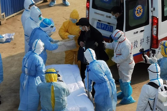 Số người bị bệnh và số ca tử vong ở Hồ Bắc tăng đột biến trong ngày 12/2 (Ảnh: Đa Chiều)