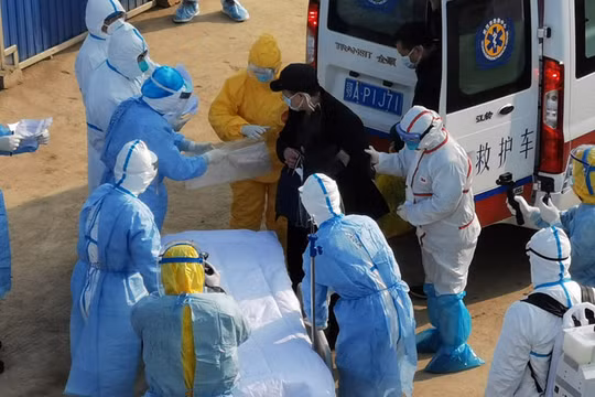 Số người bị bệnh và số ca tử vong ở Hồ Bắc tăng đột biến trong ngày 12/2 (Ảnh: Đa Chiều)