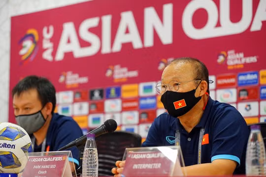 HLV Park: “Tôi nghĩ nếu như không mất người thì tỷ số có thể là 3-2”. Ảnh VFF