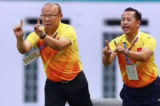 Lần nào, ông thầy Hàn Quốc cũng tạo ra bất ngờ. Ảnh LHK