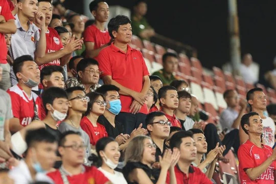 Đã có trái tim nóng, bầu Hoàn vẫn cần có thêm cái đầu lạnh để đưa bóng đá Hải Phòng trở về quỹ đạo vốn có. Ảnh HPFC.