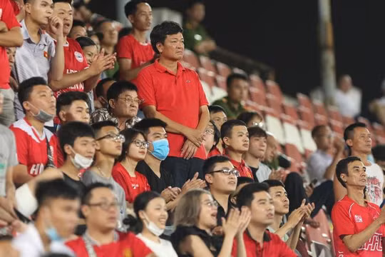 Đã có trái tim nóng, bầu Hoàn vẫn cần có thêm cái đầu lạnh để đưa bóng đá Hải Phòng trở về quỹ đạo vốn có. Ảnh HPFC.