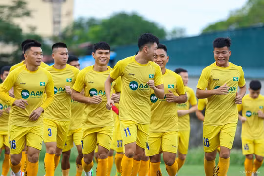 Các cầu thủ SLNA đang chuẩn bị mùa bóng mới. Ảnh SLFC