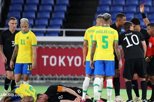 Arnold không những dính chấn thương mà còn phải rời sân bằng chiếc thẻ đỏ ở phút 63. Ảnh Buk