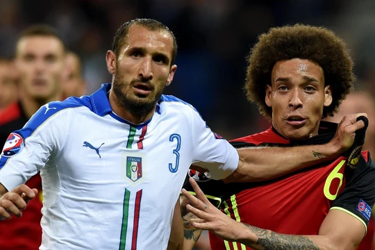 Italia đã đo ván đội bóng đứng đầu BXH của FIFA. Ảnh AP