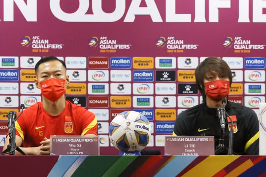 HLV Li Tie đang chịu nhiều áp lực. Ảnh China Daily