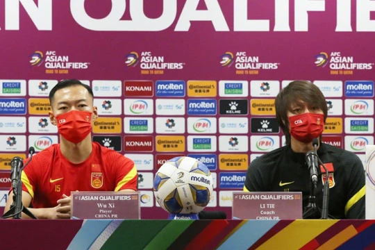 HLV Li Tie đang chịu nhiều áp lực. Ảnh China Daily