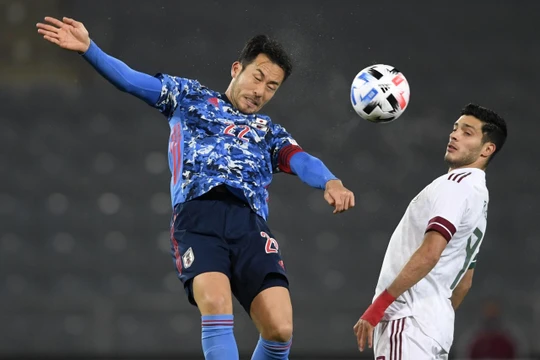 Đến giờ hậu vệ đội trưởng Yoshida là một trong những cầu thủ Nhật Bản thành danh ở châu Âu. Ảnh AP.