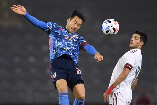 Đến giờ hậu vệ đội trưởng Yoshida là một trong những cầu thủ Nhật Bản thành danh ở châu Âu. Ảnh AP.