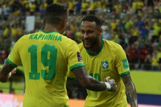 Raphinha và Neymar tỏa sáng trong chiến thắng 4-1 trước Uruguay. Ảnh AP.
