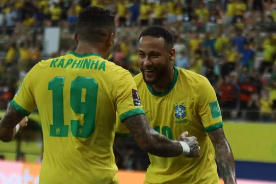 Raphinha và Neymar tỏa sáng trong chiến thắng 4-1 trước Uruguay. Ảnh AP.