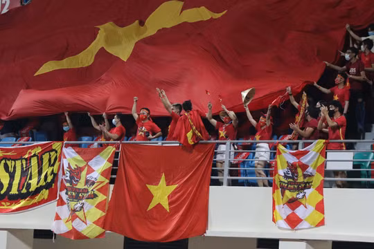 Khán giả Việt Nam luôn bên cạnh đội bóng. Ảnh AT