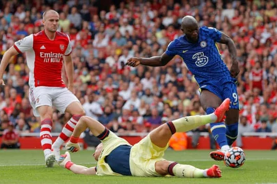  Romelu Lukaku ghi bàn và có màn trình diễn xuất sắc nhất trong chiến thắng 2-0 của Chelsea tại Emirates. Ảnh AP.