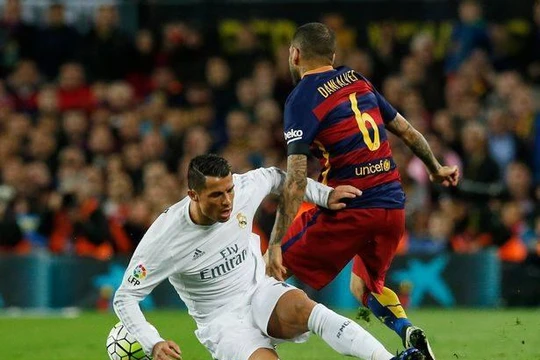 Dani Alves sẽ nhận mức lương tượng trưng 1 euro và được xem như một biểu tượng cho tình yêu sân Nou Camp. Ảnh CLB