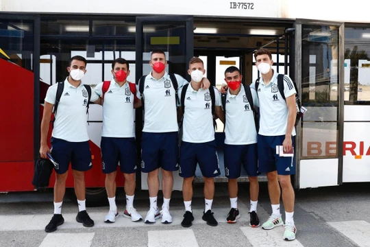 Dàn sao Olympic Tây Ban Nha đến Nhật Bản. Ảnh CNN.