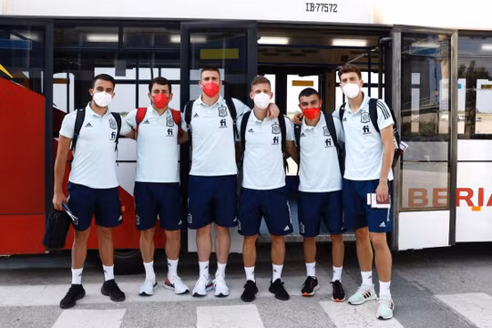 Dàn sao Olympic Tây Ban Nha đến Nhật Bản. Ảnh CNN.