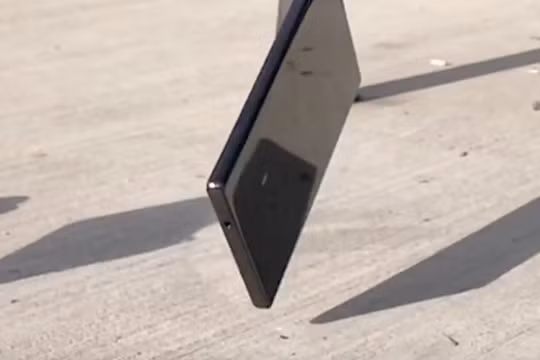 Mi MIX vỡ góc, nứt màn hình khi thả rơi từ 60cm