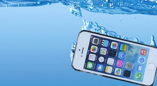 6 mẹo xử lý nhanh “cứu” điện thoại cảm ứng rơi xuống nước