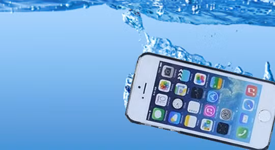 6 mẹo xử lý nhanh “cứu” điện thoại cảm ứng rơi xuống nước