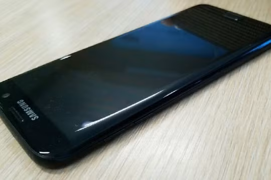 Lộ ảnh thực tế Galaxy S7 edge đen bóng