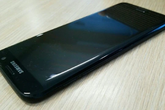 Lộ ảnh thực tế Galaxy S7 edge đen bóng