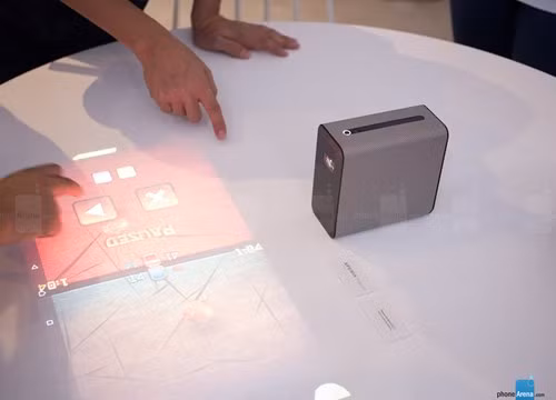 Sony giới thiệu máy chiếu tương tác chạy Android