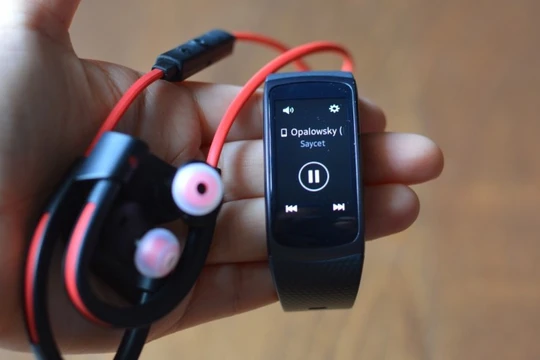 Smartwatch Samsung Gear Fit2 có giá 3,99 triệu đồng