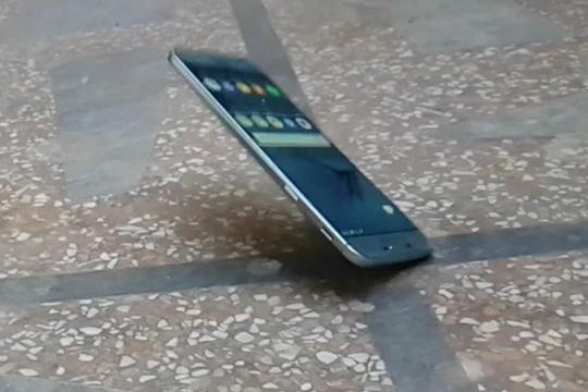 Galaxy A8 2016 rơi từ bàn xuống nền 'vô tư'