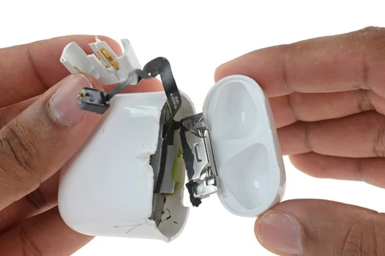 Không chỉ riêng tai nghe Apple AirPods, bộ sạc cũng có thiết kế khó sửa chữa.