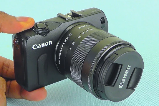 Hiện tại, EOS M5 có giá bán tầm 980 USD.