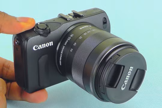 Hiện tại, EOS M5 có giá bán tầm 980 USD.