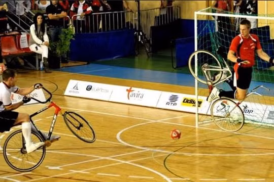 Đá bóng bằng xe đạp