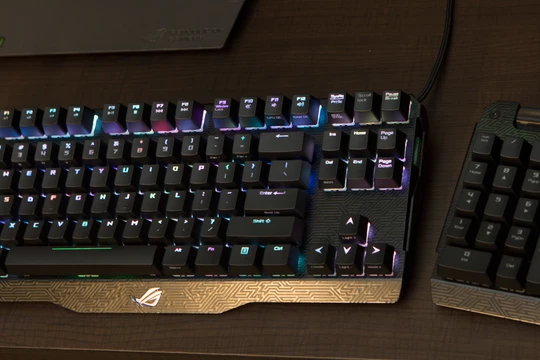 Ngắm bàn phím chuyên game Asus ROG Claymore
