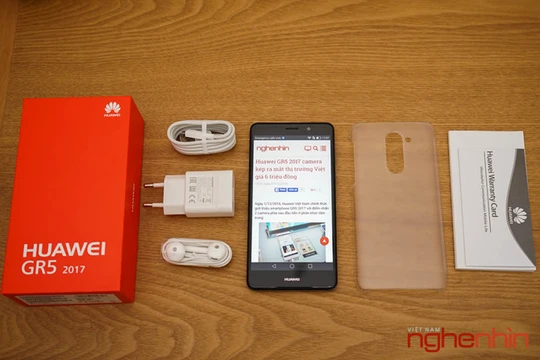 Bộ phụ kiện đi kèm Huawei GR5 2017 gồm sạc, cáp, tai nghe, ốp lưng, dán màn hình đã dán sẵn, cây lấy sim và sách hướng dẫn.