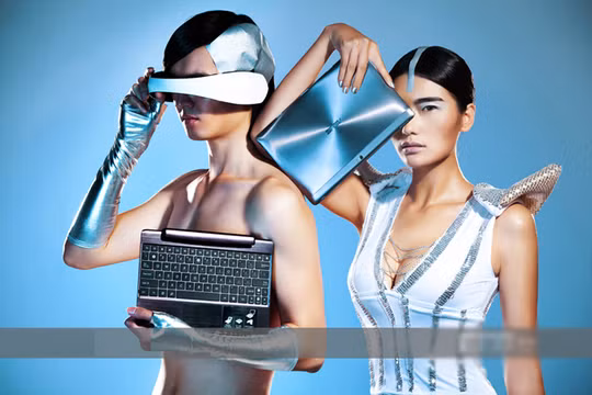 Mỹ nữ sexy tạo hình khác lạ bên tablet