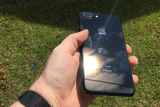 Người dùng chê iPhone 7 Jet Black dễ rơi và xước