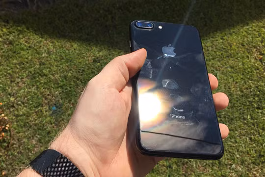 Người dùng chê iPhone 7 Jet Black dễ rơi và xước