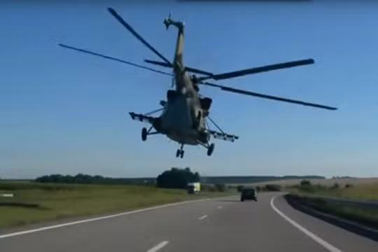 Trực thăng bay trên đường