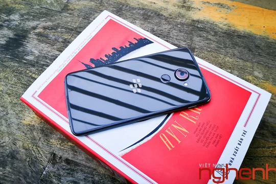 Trên tay Blackberry DTEK60: thiết kế không mới nhưng bóng bẩy hơn