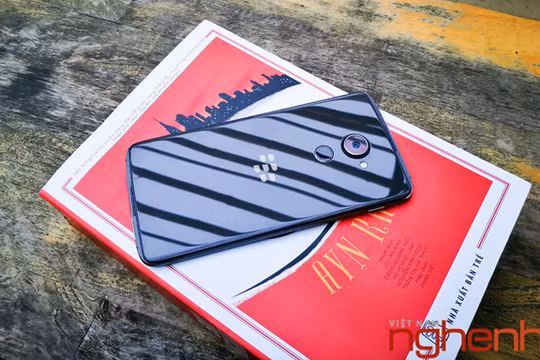 Trên tay Blackberry DTEK60: thiết kế không mới nhưng bóng bẩy hơn